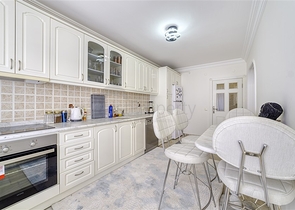 Трехкомнатная квартира с отдельной кухней и видом на море