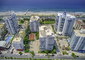 Трехкомнатная квартира с отдельной кухней и видом на море