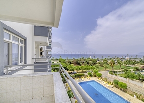 Трехкомнатная квартира с отдельной кухней и видом на море