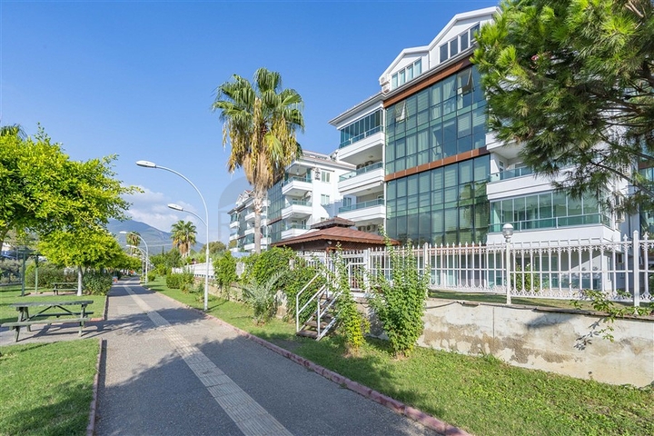 Трёхкомнатная квартира около реки в Кестеле