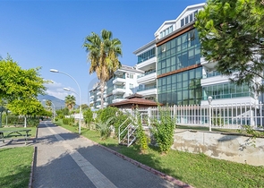 Трёхкомнатная квартира около реки в Кестеле