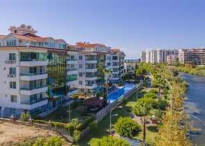 Трёхкомнатная квартира около реки в Кестеле