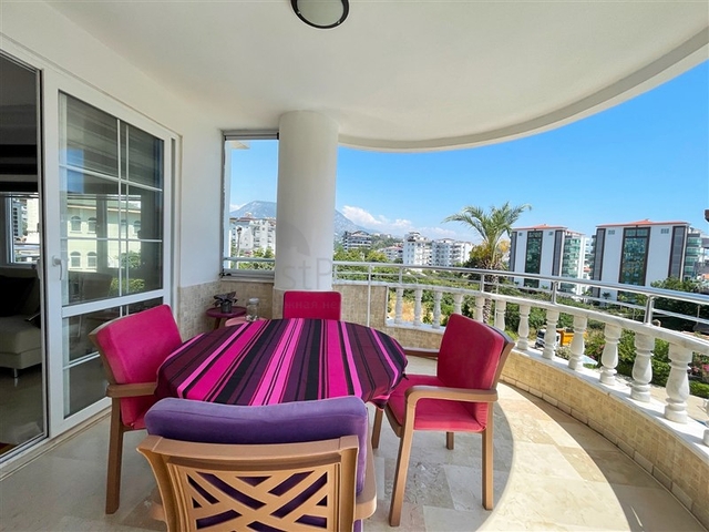 Большая квартира 2+1 в жилом комплексе в районе Тосмур