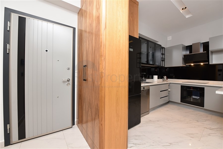 Двухкомнатная квартира на первой линии в Каргыджаке