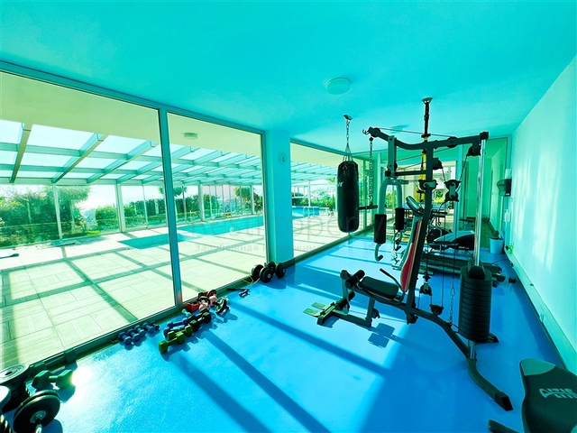 Меблированный просторный пентхаус с видом на море