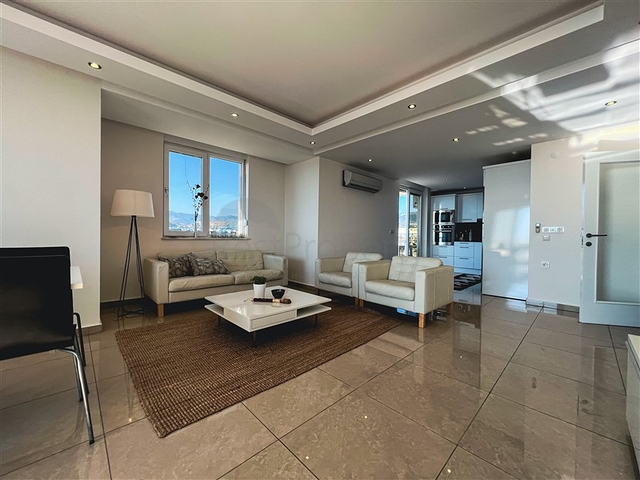 Меблированный просторный пентхаус с видом на море