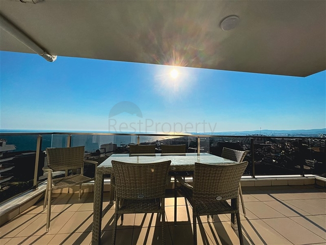 Меблированный просторный пентхаус с видом на море