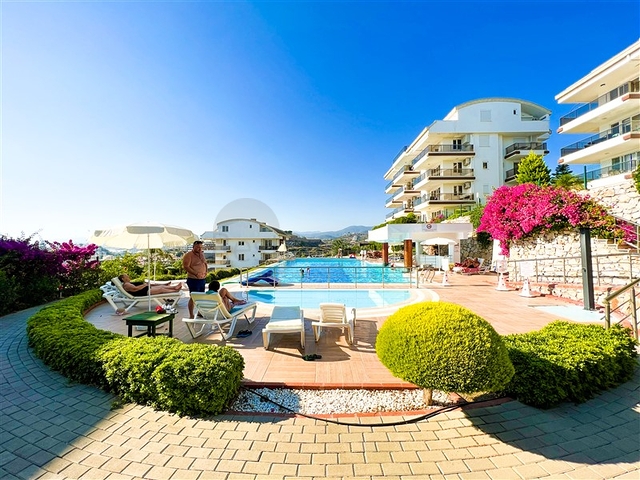 Меблированный просторный пентхаус с видом на море