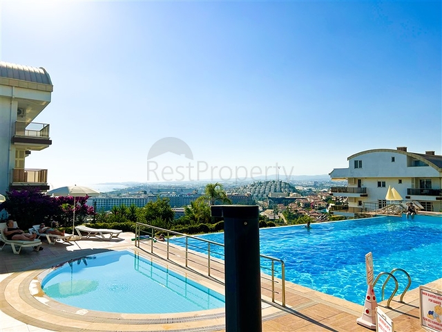 Меблированный просторный пентхаус с видом на море