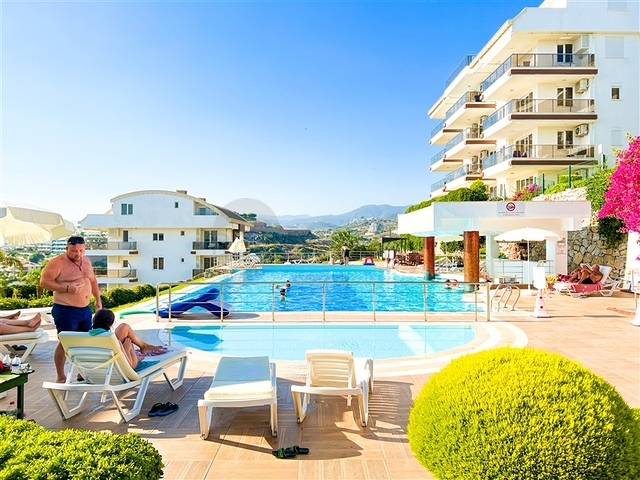 Меблированный просторный пентхаус с видом на море