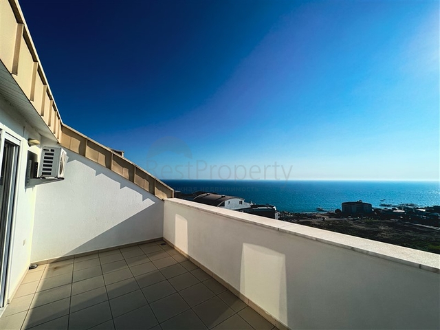 Меблированный просторный пентхаус с видом на море