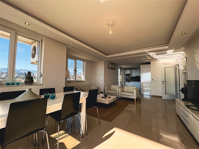 Меблированный просторный пентхаус с видом на море