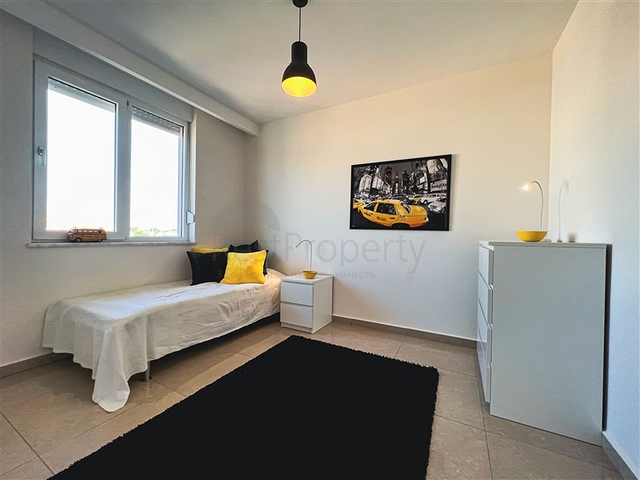 Меблированный просторный пентхаус с видом на море