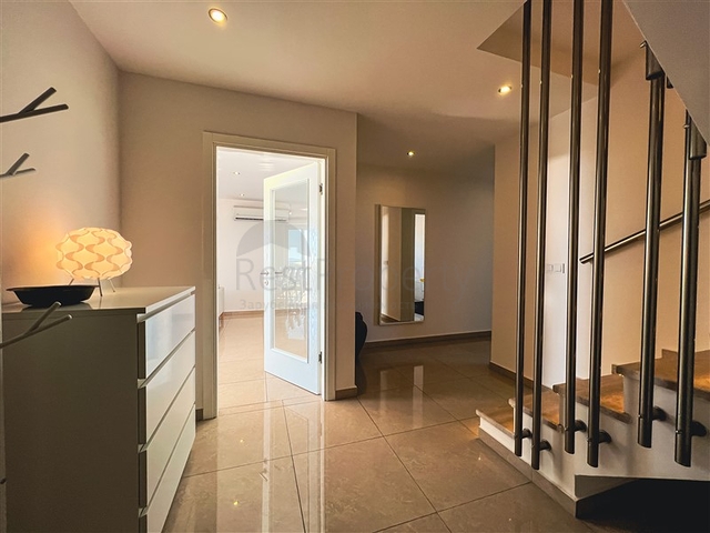 Меблированный просторный пентхаус с видом на море