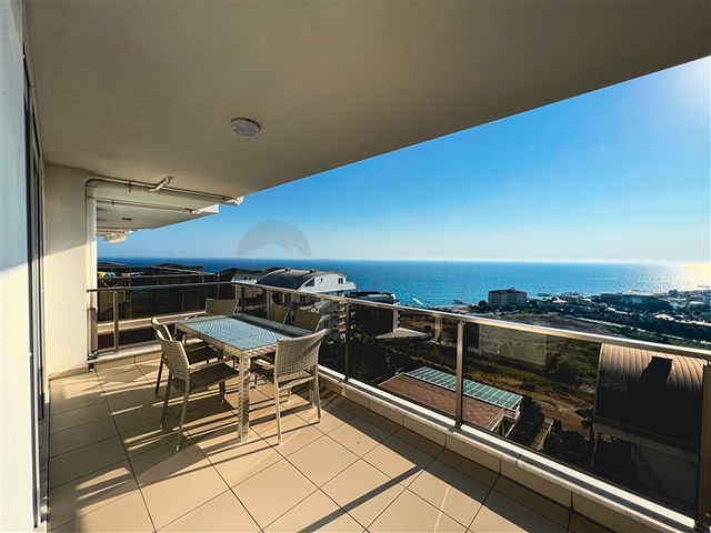 Меблированный просторный пентхаус с видом на море