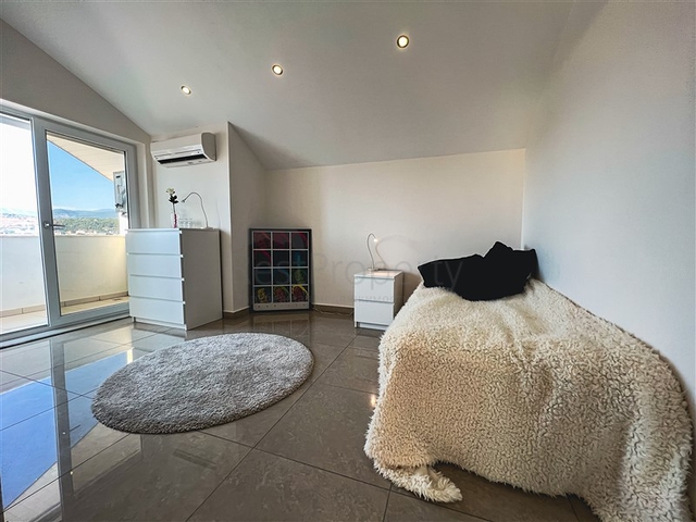 Меблированный просторный пентхаус с видом на море