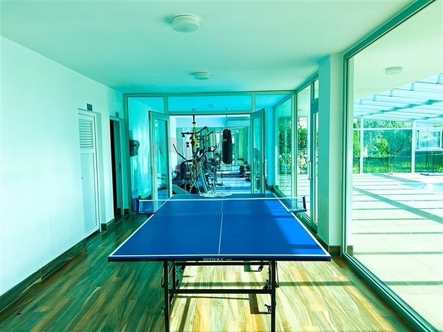 Меблированный просторный пентхаус с видом на море