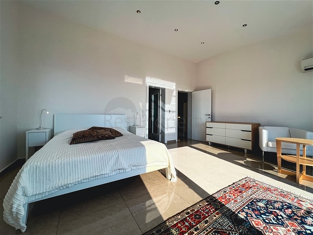 Меблированный просторный пентхаус с видом на море