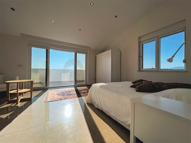 Меблированный просторный пентхаус с видом на море