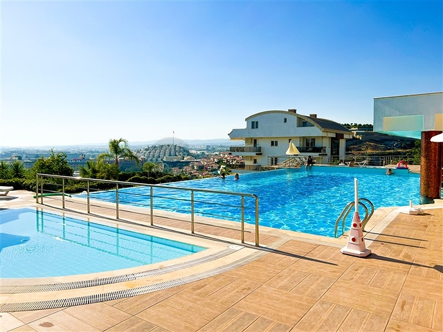 Меблированный просторный пентхаус с видом на море