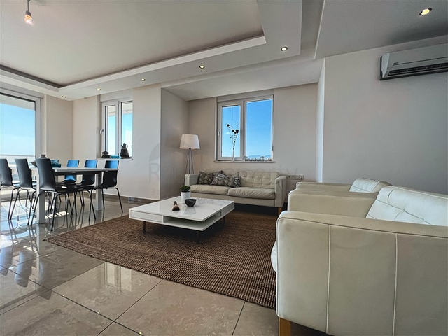 Меблированный просторный пентхаус с видом на море