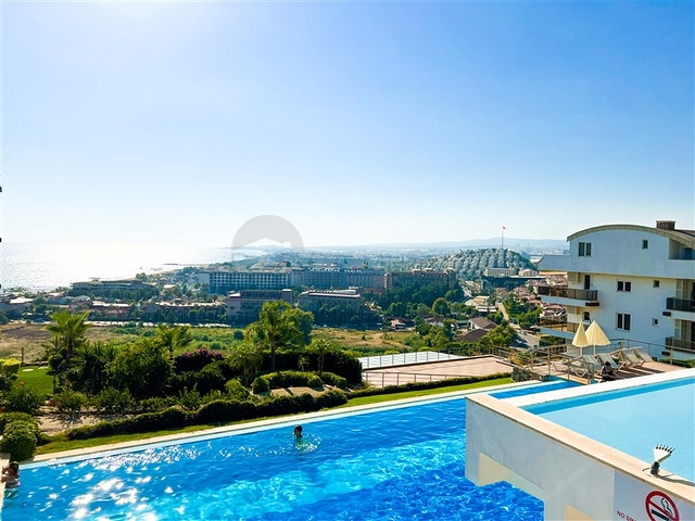 Меблированный просторный пентхаус с видом на море