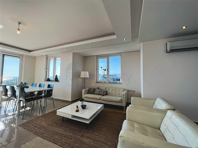 Меблированный просторный пентхаус с видом на море