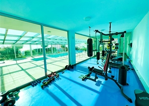 Меблированный просторный пентхаус с видом на море