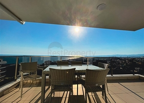 Меблированный просторный пентхаус с видом на море