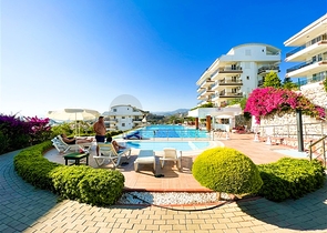 Меблированный просторный пентхаус с видом на море