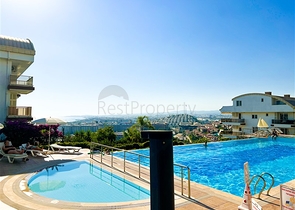 Меблированный просторный пентхаус с видом на море