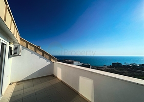 Меблированный просторный пентхаус с видом на море