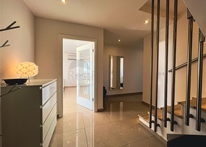 Меблированный просторный пентхаус с видом на море