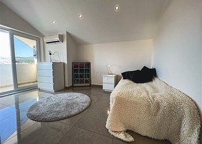 Меблированный просторный пентхаус с видом на море