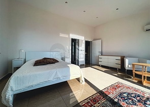 Меблированный просторный пентхаус с видом на море