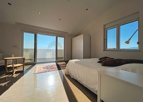 Меблированный просторный пентхаус с видом на море