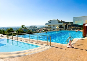 Меблированный просторный пентхаус с видом на море