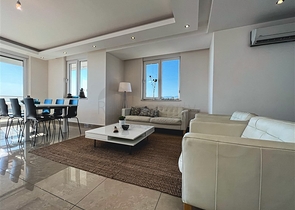 Меблированный просторный пентхаус с видом на море