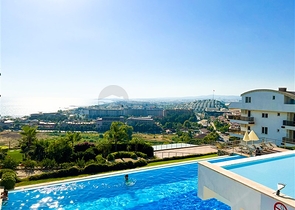 Меблированный просторный пентхаус с видом на море