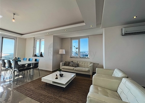 Меблированный просторный пентхаус с видом на море