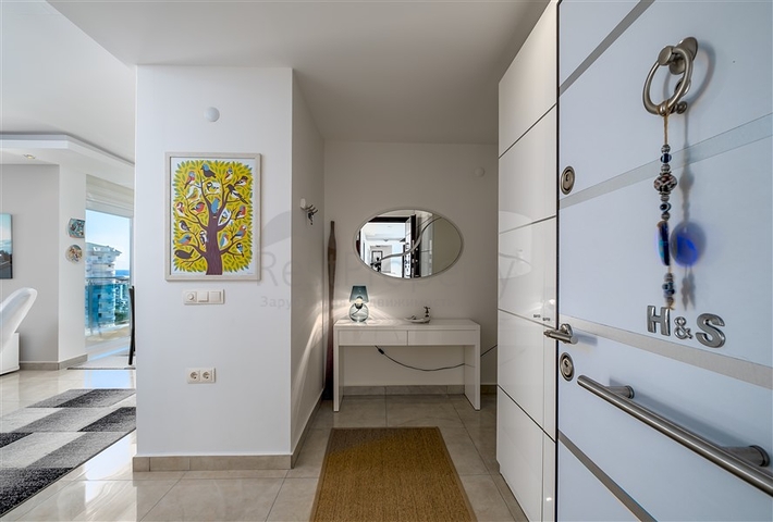 Трехкомнатная квартира с видом на море в районе Джикджилли