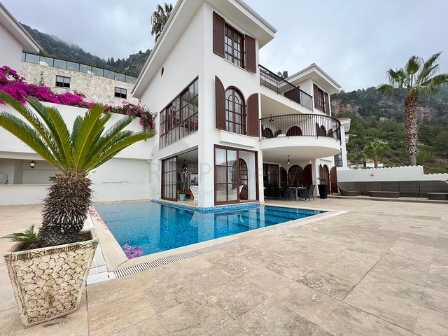 Частная вилла 5+2 в одном из самых элитных комплексов вилл в Алании