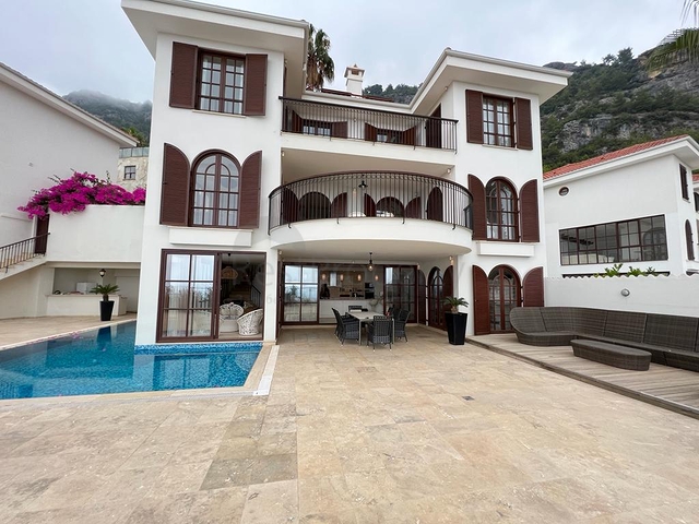 Частная вилла 5+2 в одном из самых элитных комплексов вилл в Алании