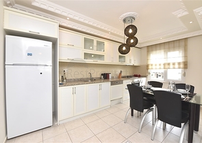 Трехкомнатная квартира с мебелью в районе Джикджилли