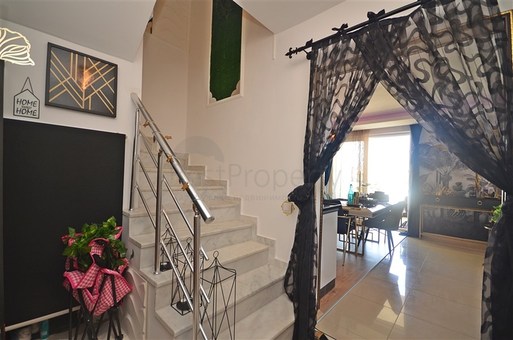 Двухуровневый пентхаус с видом на море в районе Демирташ