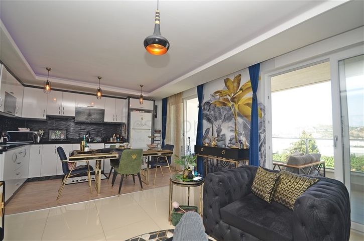 Двухуровневый пентхаус с видом на море в районе Демирташ