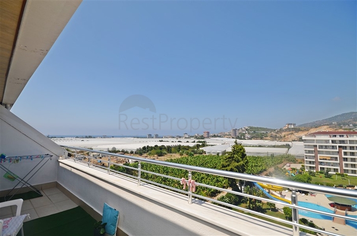 Двухуровневый пентхаус с видом на море в районе Демирташ