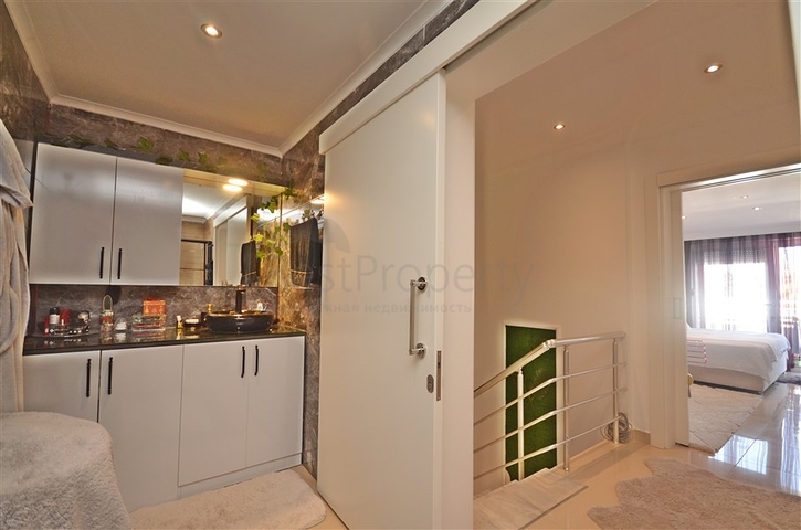 Двухуровневый пентхаус с видом на море в районе Демирташ