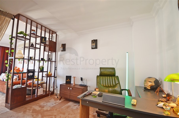 Двухуровневый пентхаус с видом на море в районе Демирташ