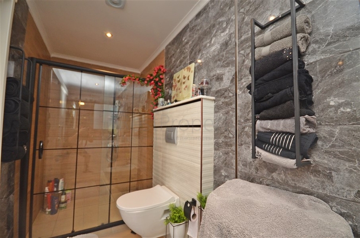 Двухуровневый пентхаус с видом на море в районе Демирташ